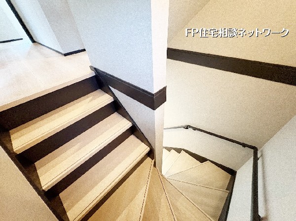 【階段】  類似同仕様、施工例のため分譲中の建物とは外壁、屋根開口部等の形状・仕様が異なります。