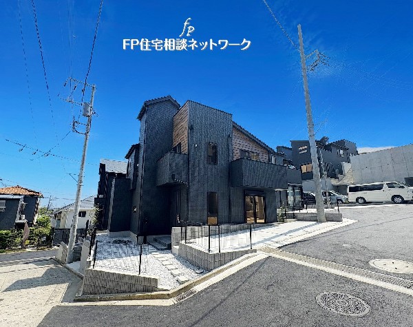 外観:【類似外観同仕様】施工例のため分譲中の建物とは外壁、屋根開口部等の形状・仕様が異なります。