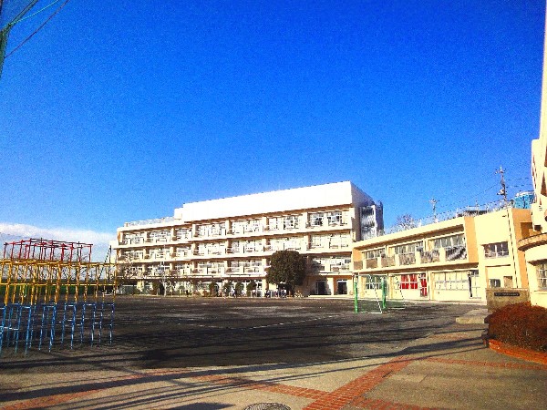 周辺環境:市ヶ尾小学校(学校教育目標は、「自他の違いや良さがわかり（思考）、自ら判断し（判断）、自信をもって行動する（表現）子どもを育てる。」)