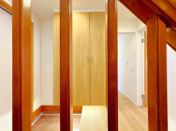 「TVモニター付インターホン」　モニター付インターホンが標準仕様です。不安になりがちな防犯面。目で確認できるからあんしんです。