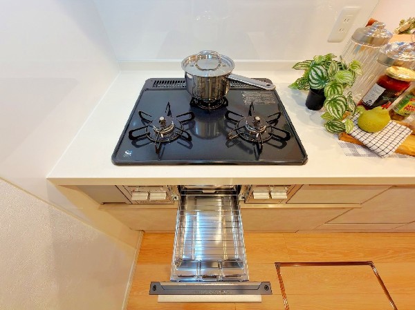 「食洗機」　利用者が増えているのはメリットが多いから。時間の節約、手が荒れない、水道代の節約、高温度で洗うので油汚れもしっかり落とせる。まさに理想家電。