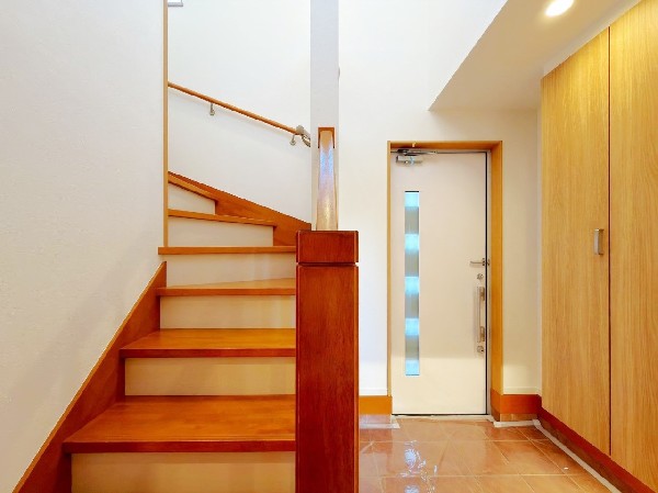 「浴室暖房乾燥機」　お風呂場そのものを乾燥機にしてしまう便利な機能。梅雨時期や花粉の時期に助かる。冬の時期には暖房機能がヒートショックを防ぐ。