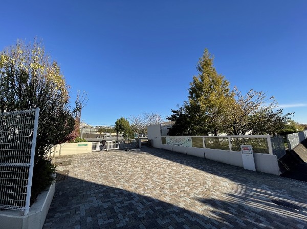 周辺環境:横浜市立美しが丘西小学校(お子様が長い時間を過ごす小学校。のびのびと過ごし、広い校庭で元気に駆け回ったり、どんどん成長していくお子様の姿が目に浮かびます。)