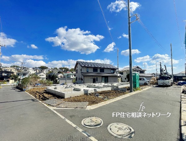 外観:青空の下、ゆとりある敷地が広がる新しい街並み。  陽当たり良好な角地で、心地よい風と開放感を感じるロケーションです。