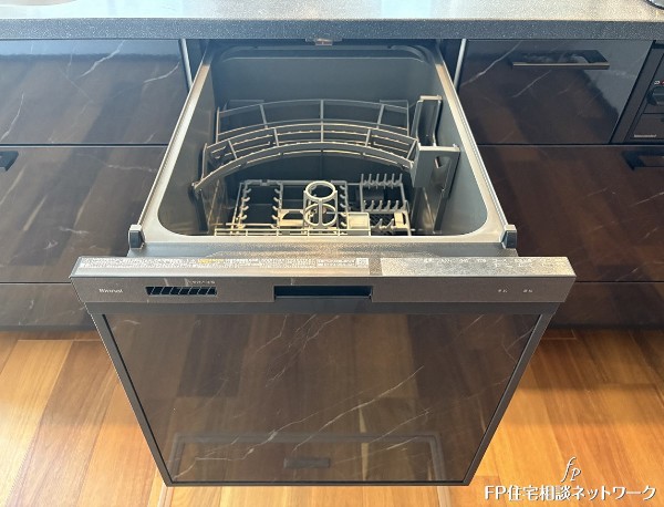 【類似外観同仕様】食洗機　利用者が増えているのはメリットが多いから。時間の節約、手が荒れない、水道代の節約、高温度で洗うので油汚れもしっかり落とせる。まさに理想家電。 