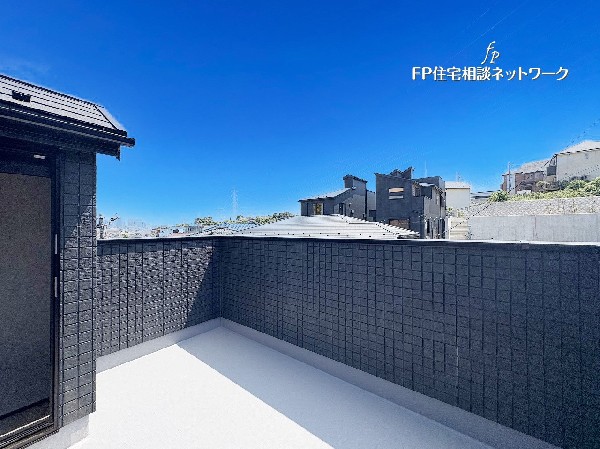 外観:【類似外観同仕様】施工例のため分譲中の建物とは外壁、屋根開口部等の形状・仕様が異なります。