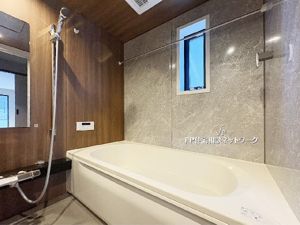 【類似外観同仕様】木目調パネルと石目柄のアクセントが調和した、ホテルライクなバスルーム。落ち着いた雰囲気の中で、一日の疲れを癒す贅沢な時間を過ごせます。