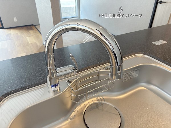 【類似外観同仕様】ビルトイン浄水器 キッチンには浄水器を標準装備。最近は水を飲むという場面以外にも料理で使用したり、野菜を洗う場合もキレイな水で洗いたいという人が増えてきています。 