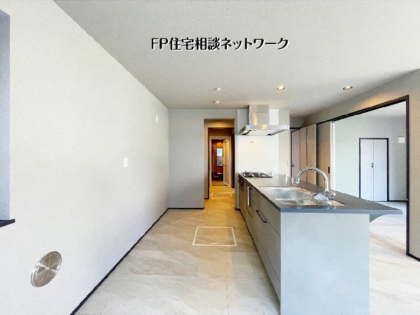 【キッチン】  グレーとブラックを基調にしたモノトーンコーディネート。シックで落ち着きのある空間が、大人の住まいにふさわしい上質感を演出します。