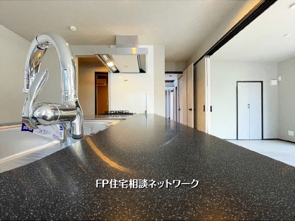 【キッチン天板】  毎日の家事が心地よくなる広々キッチン。質感あるカウンターと美しい設備が、家族の時間をより豊かに彩ります。