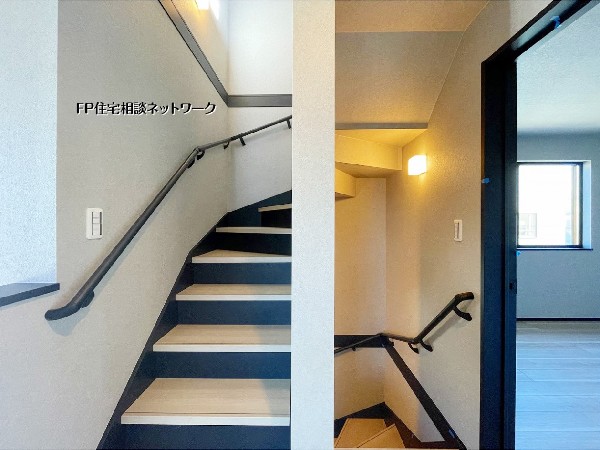 【2階ホール】  階段を上がると広がる、光溢れる2階ホール。吹抜けの高窓から届く陽光が、空間を明るく演出します。各居室へのスムーズな動線と開放感が魅力。家族の気配を優しく感じる、ゆとりの設計です。