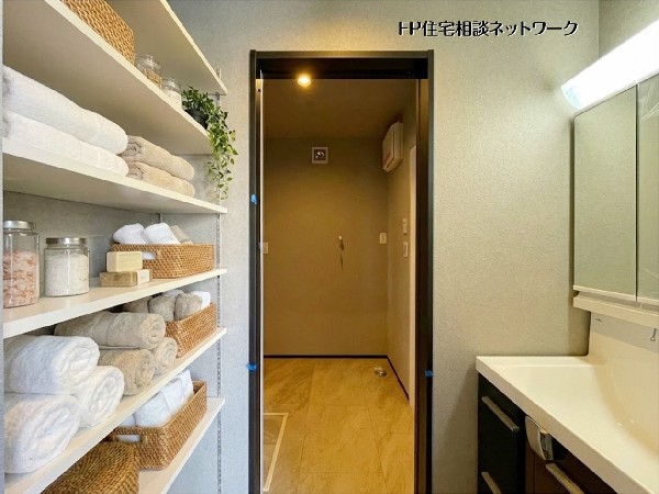 【洗面脱衣室】  本画像はAIがCGでタオル作成しており、実際の現地にタオルは設置されておりません。また、販売価格にタオル等は含まれておりません。