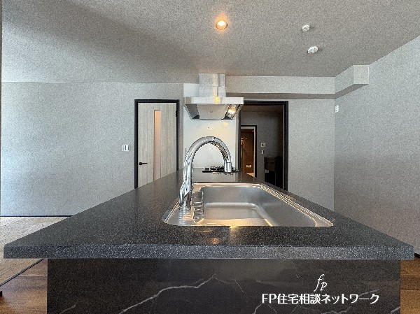 【類似外観同仕様】グレーとブラックを基調にしたモノトーンコーディネート。シックで落ち着きのある空間が、大人の住まいにふさわしい上質感を演出します。