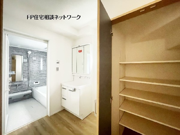 洗面室横に便利な可動棚収納付き。タオルや日用品をすっきりしまえる実用的な空間です。浴室もゆったり仕様で、家事動線が良く毎日の暮らしが快適に。