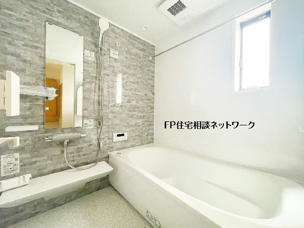 落ち着いた色味のアクセントパネルが上質な浴室。浴槽はゆったりサイズで、毎日の疲れを癒す快適なバスタイムを実現します。窓付きで換気も良好。