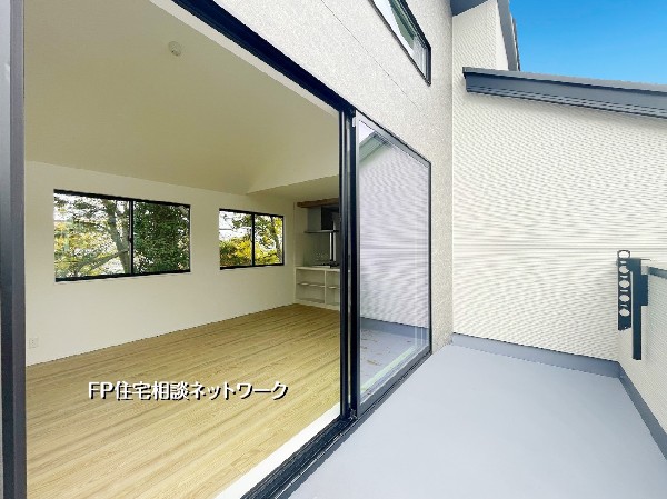 大きな開口部が生む開放感あふれるLDK。バルコニーとつながる明るい空間で、心地よい風と緑を感じながら過ごせます。自然光がたっぷり入る快適な住まい。