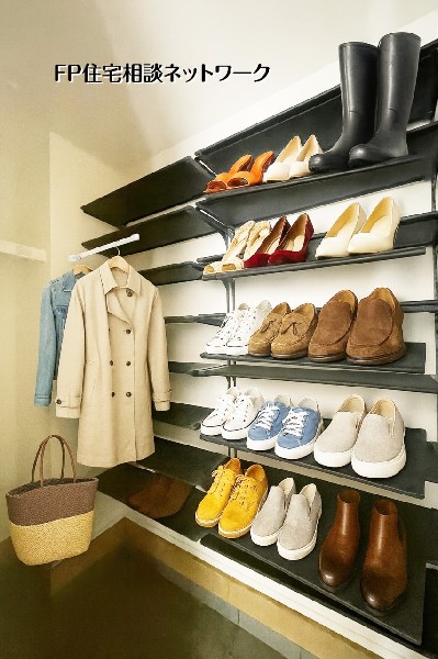 【シューズインクローゼット】  本画像はAIがCGで衣類・靴を作成しており、実際の現地に家具は設置されておりません。また、販売価格に家具等は含まれておりません。