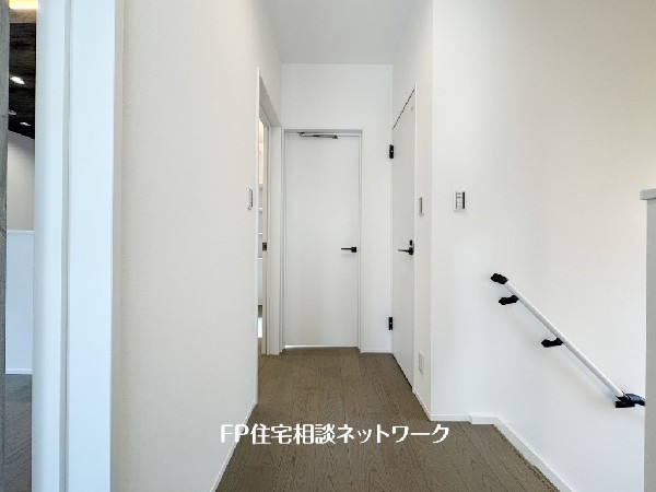 階段部分には自然の光を取り込むことの出来る、窓を配置しており明るい空間！お掃除の際には空気の換気などにも便利です。