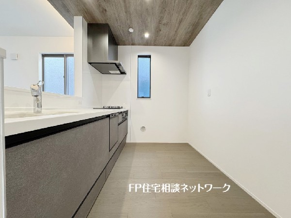 新しいキッチンは食事の支度も楽しく出来る。お手伝いをしてくれるお子様と並びながら準備や片付けが出来るキッチンは、コミュニケーションを育む場として活躍します。