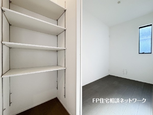 収納力が豊富な大型クローゼット。普段着やスーツはもちろんのこと、コート類などもしっかり掛けられます。奥行きもあり、部屋がスッキリしますね。