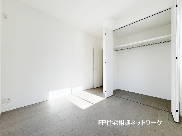 全居室には大型の収納クローゼットを完備。普段使いのお洋服や小物はもちろん、季節物のお洋服などもしっかりと整理整頓出来る。居室空間を隅々まで使えるのが嬉しい。