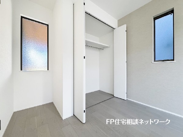 光を取り込みやすい2面採光の居室は日当良好。クローゼットの完備で収納スペースも十分。お子様にとっての「自分の部屋」。学習デスクやベッドの配置もラクラクです。