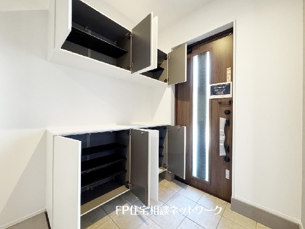 散らかりがちな玄関をスッキリと保てる玄関収納は、家の中に入る時一番最初に目に付く場所だからこだわりたい。落ち着いた色目が、室内のカラーやデザインと調和。