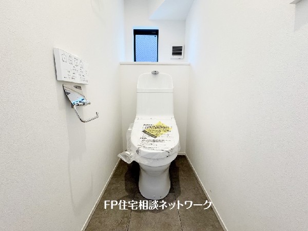 ウォシュレット、暖房便座機能付のトイレです。従来型に比べ節水効果があり、お手入れもしやすいので、家計も家事の負担も軽減してくれます。