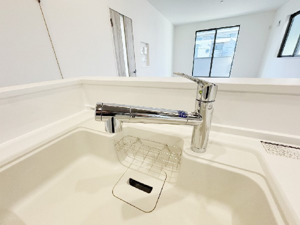 スタイリッシュな、浄水器一体型水栓です。水栓にシャワーホースと浄水器を内蔵し、カルキ臭など軽減。シャワーヘッドを引き出すことで、広いシンクのお手入れもラクラク。