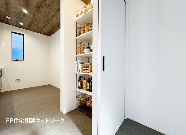 キッチン隣には、ストック食材やキッチン家電の収納に便利なパントリー収納付です。大きなお弁当箱などのシーズン品、レシピ本など収納できます。
