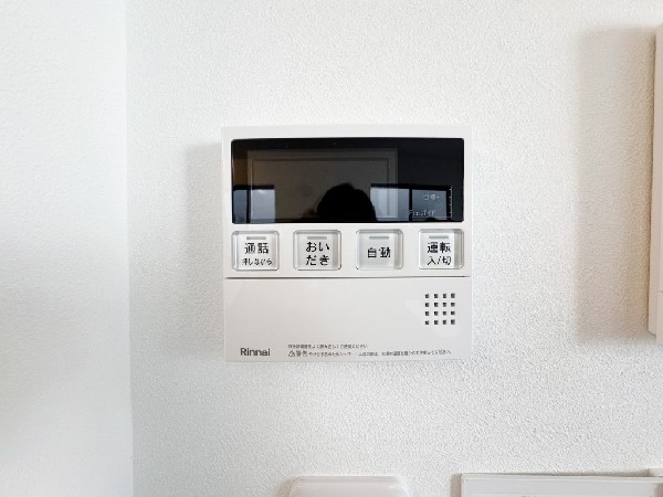 同仕様設備：ワンタッチでお湯張りや保温が可能なフルオートバス。保温機能でいつでも快適に入浴が可能です。