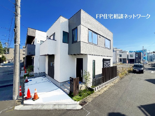 外観:【類似外観同仕様】施工例のため分譲中の建物とは外壁、屋根開口部等の形状・仕様が異なります。