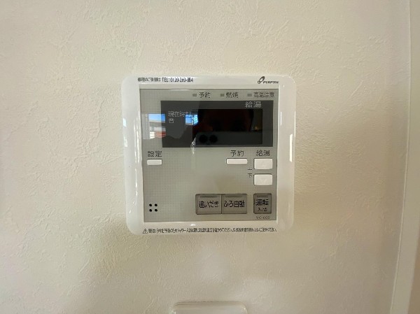 【建物プラン例　建物価格2180万円（税込）建物面積面積98m2】ワンタッチでお湯張りや保温が可能。仕事や塾など入浴時間が異なる家でも、保温機能でいつでも快適に入浴が可能です。