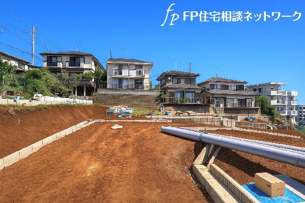 外観:閑静な住宅地は、伸び伸びスローライフを叶えてくれます。自然豊富な季節の移ろいを身近に感じられる環境で子育てすれば、お子様もきっと素直に成長してくれるはずです！