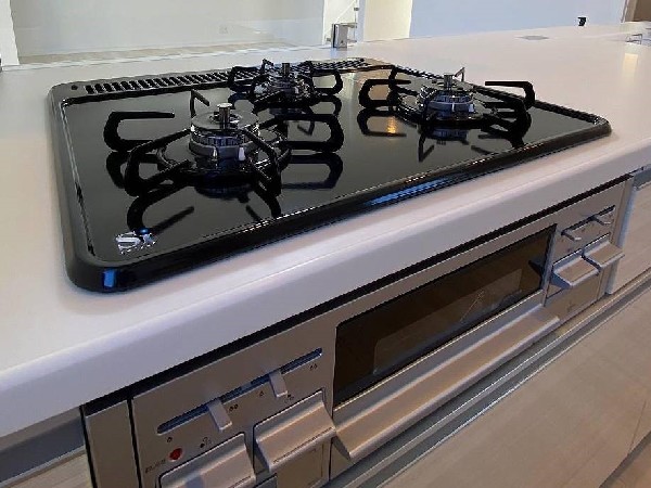 【建物プラン例　建物価格2180万円（税込）建物面積面積98m2】火力が目に見えるため、使いやすいという方も多い、3口のガスコンロ仕様です。