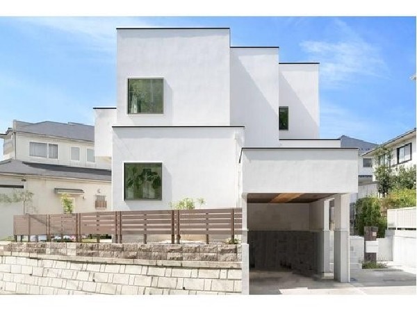 外観:【プラン例　建物価格2180万円　建物面積面積98m2】装飾をなくし、箱型の美しい直線を用いたモダンな装い。