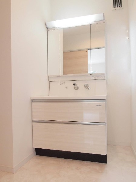 【建物プラン例　建物価格2180万円（税込）建物面積面積98m2】広々洗面台で、朝の身支度も快適スムーズに。収納しやすいスライドタイプの洗面化粧台は大きさも十分。