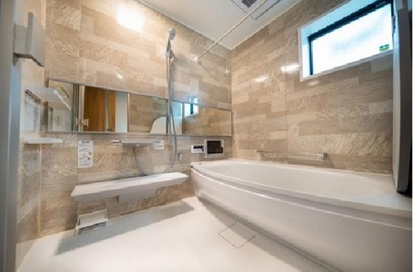 【建物プラン例　建物価格2180万円（税込）建物面積面積98m2】1.25坪の大きなユニットバス。楕円形の浴室がリラックス効果を増加させる。魔法びん浴槽、浴室暖房乾燥機、ほっカラリ床。