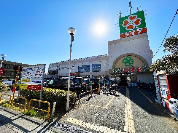 周辺環境:ライフ宿河原店(スーパーマーケット ライフは、「安全と安心」「鮮度と品質」「信頼とサービス」にこだわっています。　)