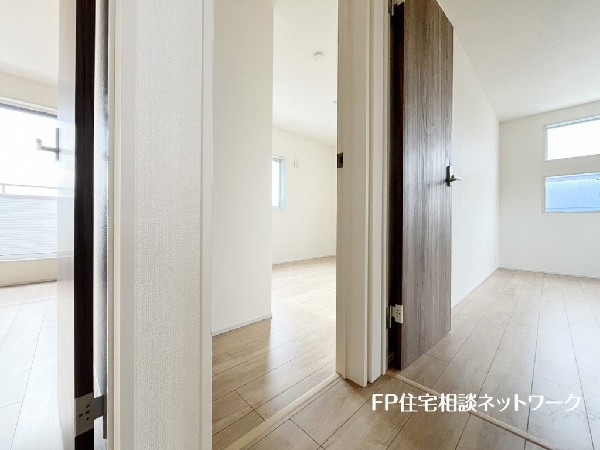 2面採光でお部屋の隅々まで明るい印象の居室。おひさまの光を、爽やかな風をたっぷりと取り込めます。居室内はいつも明るいので、毎日の生活も自然と明るくなりますね。