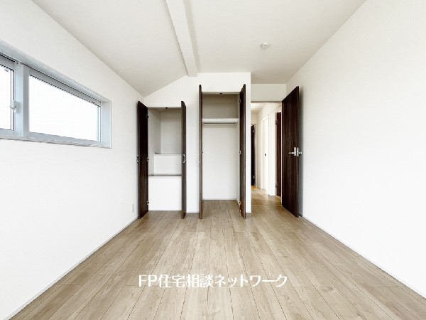 全居室には大型の収納クローゼットを完備。普段使いのお洋服や小物はもちろん、季節物のお洋服などもしっかりと整理整頓出来る。居室空間を隅々まで使えるのが嬉しい。