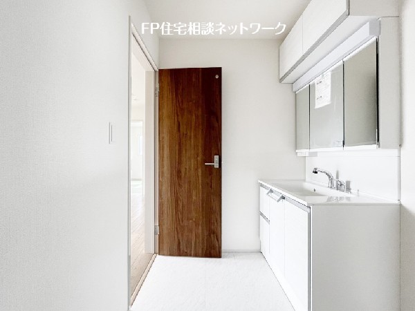 鏡の裏に収納棚を確保した三面鏡を採用。化粧品や歯ブラシなどを機能的に収納。また、三面鏡の本当の利点は三枚の鏡を合わせることで、頭の側面や背面が見れること。