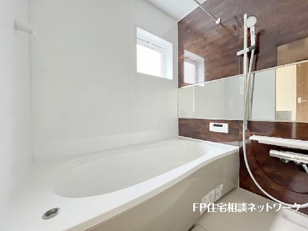 ゆったり入れる一坪バス。足を伸ばして入れるサイズは一日の疲れを癒すのに嬉しい広さ。お子様と一緒の入浴でも充分な広さです。