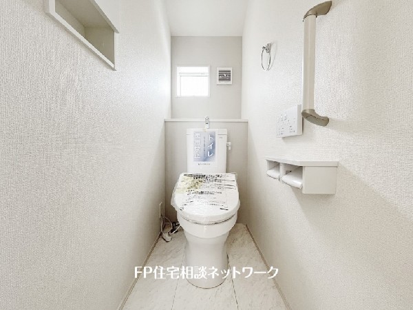 ウォシュレット、暖房便座機能付のトイレです。従来型に比べ節水効果があり、お手入れもしやすいので、家計も家事の負担も軽減してくれます。
