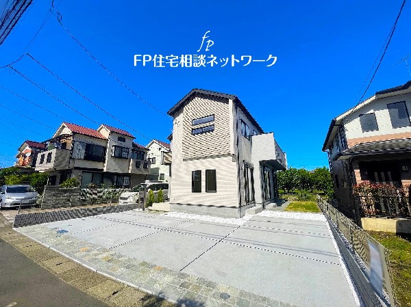 外観:【類似外観同仕様】施工例のため分譲中の建物とは外壁、屋根開口部等の形状・仕様が異なります。