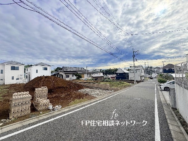 外観:区画整理された閑静な住宅がで前面道路幅員も6ｍあり、車通りが少ないので小さなお子様がいらっしゃるご家庭も安心です。