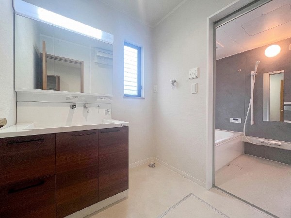 ゆとりの洗面スペースで朝の身支度も快適スムーズに。面鏡で髪のセットやお化粧もストレスなくこなせ、朝から気分良く通勤通学に向かえそうですね！鏡の裏にはたっぷりと収納スペースを標準装備！