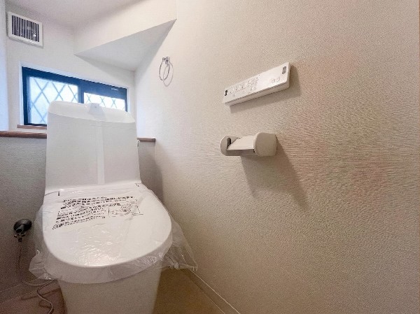 洗浄機能付き便座を標準装備。冬の寒い時期には暖房機能も活躍。快適にご利用いただけます。また、タンク奥のスペースを利用してちょっとした収納を造作することも可能。トイレットペーパーなど効率的に収納できます