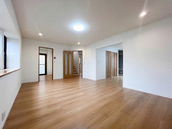 家族の一体感を感じられる広々としたスペース。家族と過ごす時間を大切にする方にピッタリのゆとりの住空間です。