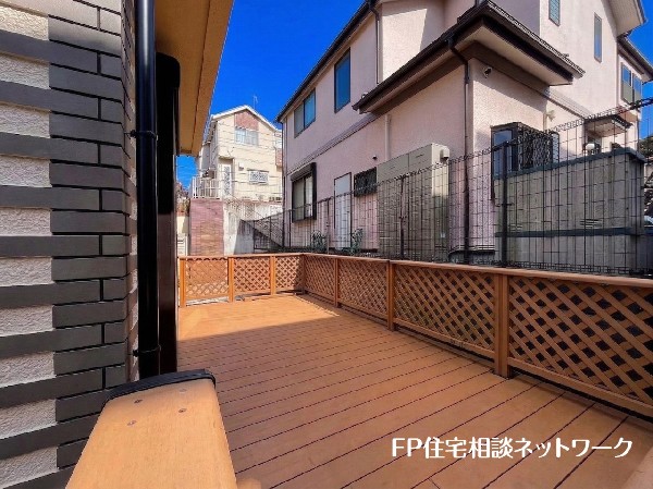 外観:閑静な住宅地で子育て家族にピッタリ。毎日のお散歩も快適な緑に恵まれたエリアで、自然に包まれた穏やかな暮らしを実現するための、ゆとりある住環境が整っています。緑の潤いを感じながらホッと生活できそう。